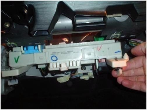 извлекаем блок предохранителей