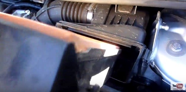 вытаскиваем старый воздушный фильтр