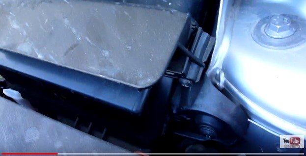 короб в котором находится воздушный фильтр