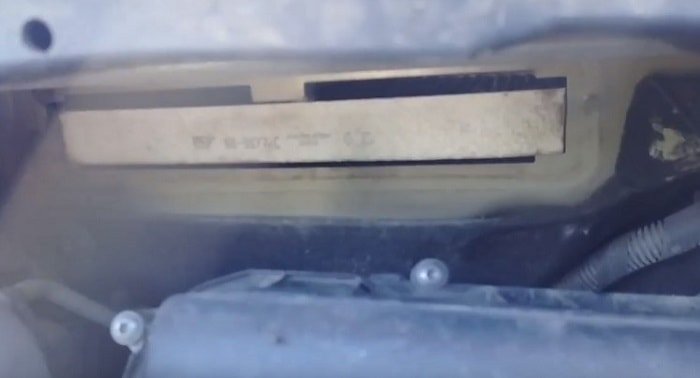 извлекаем старый фильтр салона на пежо 408