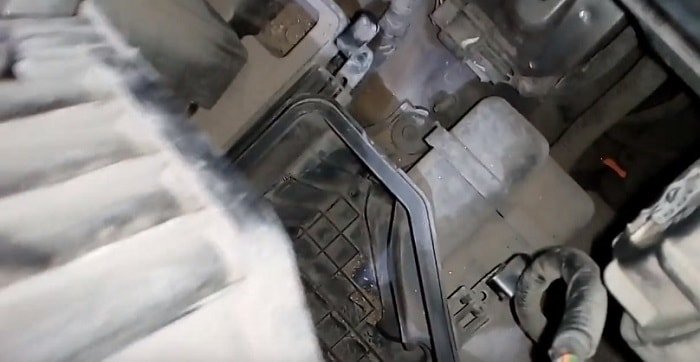 извлекаем старый воздушный фильтр