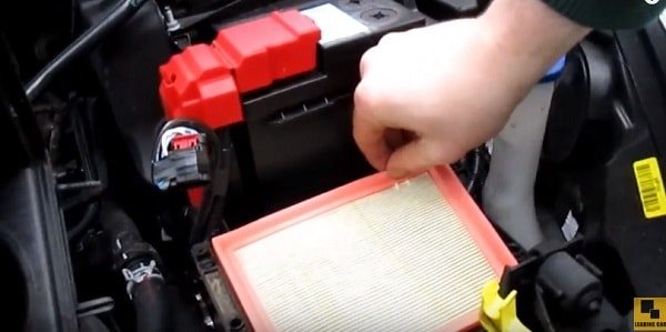 извлекаем старый воздушный фильтр