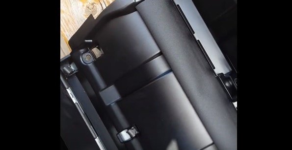 снимаем бардачок