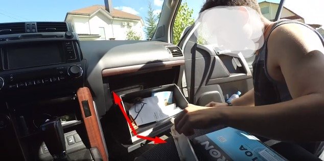 отщелкиваем защелку на бардачке