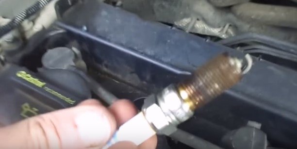 извлекаем свечи зажигания